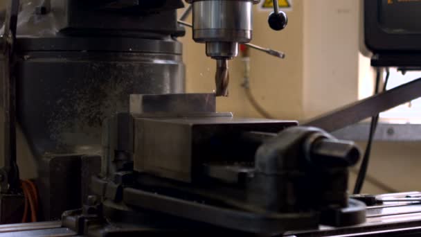 Engineering machine in metalen workshop — Stockvideo