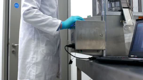 Pharmacien utilisant des machines lourdes pour fabriquer des médicaments — Video