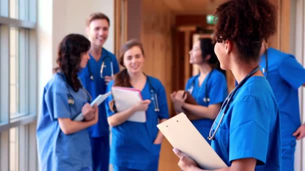 Medical students chatting in hallway — Stock Video