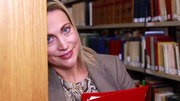 Bibliothekarin lächelt in die Kamera — Stockvideo