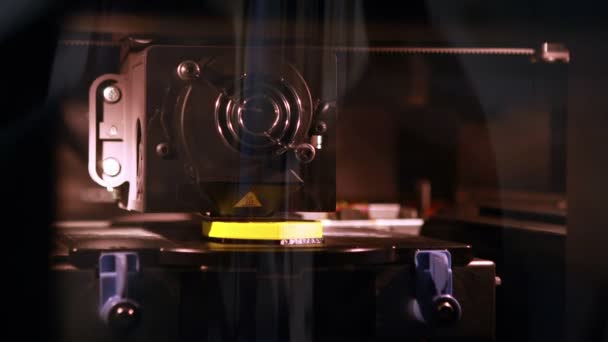 3D-Drucker, der ein Objekt druckt — Stockvideo