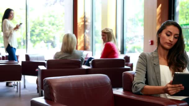 Vrouw met behulp van haar Tablet PC terwijl glimlachen op camera — Stockvideo