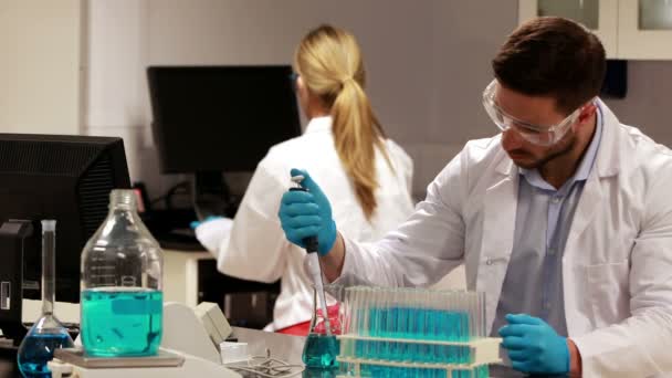 Вчений проводить хімічний експеримент — стокове відео