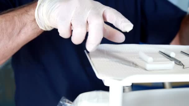 Dentista sonriente preparando herramientas dentales — Vídeos de Stock