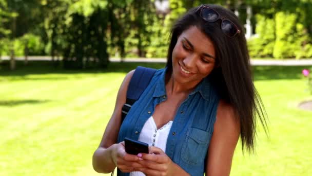 Sonriente estudiante universitario al teléfono — Vídeos de Stock