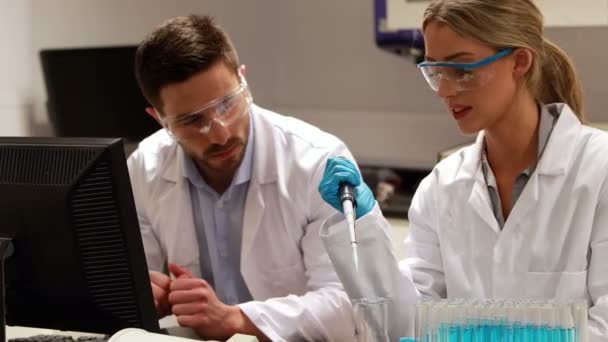 Científicos haciendo un experimento químico — Vídeo de stock