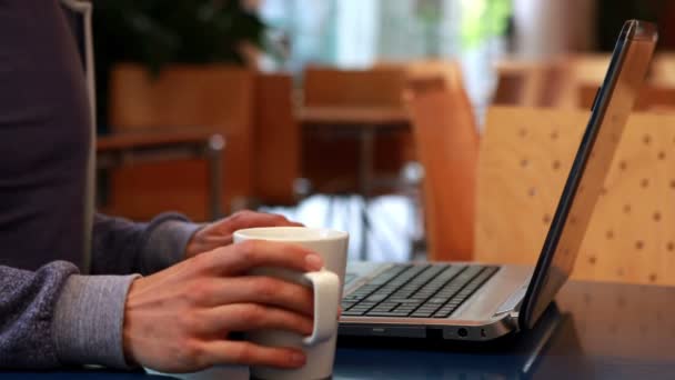 Student typen op zijn laptop — Stockvideo