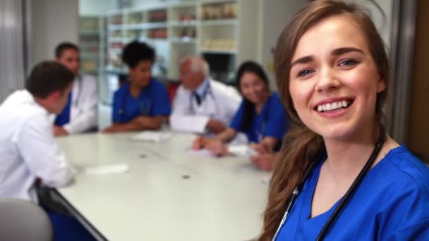 Estudiante de medicina durante la clase — Vídeos de Stock