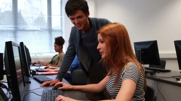 Étudiants travaillant ensemble dans la salle informatique — Video