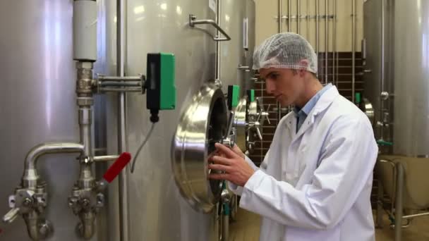 Techniciens alimentaires travaillant ensemble — Video