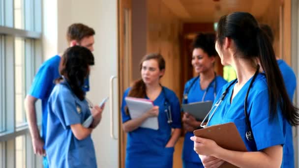 Estudiantes de medicina charlando en el pasillo — Vídeos de Stock