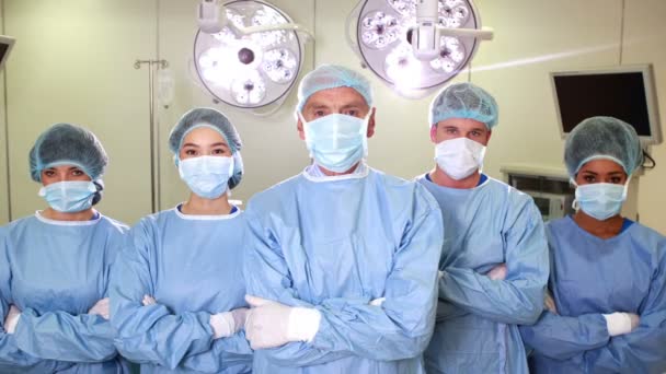 Equipo quirúrgico en quirófano — Vídeo de stock