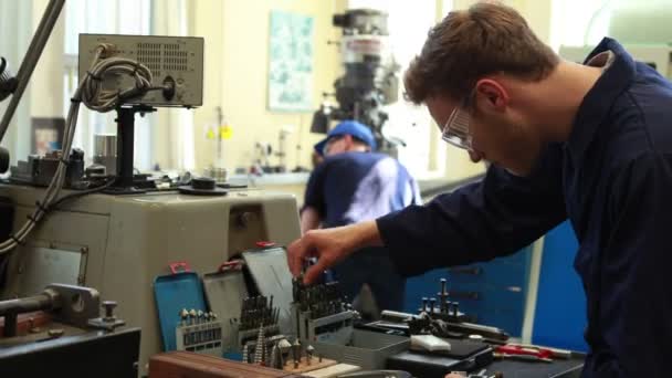 Junger Mechaniker lächelt in die Kamera — Stockvideo