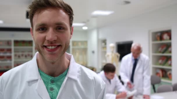 Estudante de medicina bonito na sala de aula — Vídeo de Stock