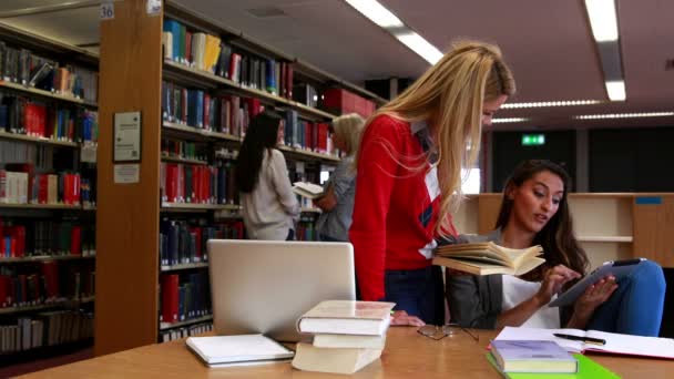 Lachende studenten leren met een laptop — Stockvideo