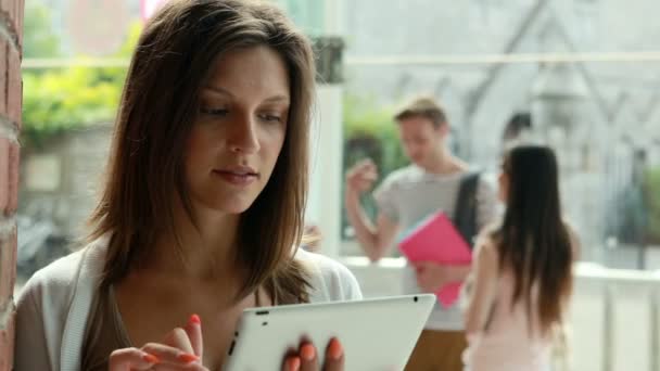 Tablet ve konuşan arkadaşlar kullanarak öğrenci — Stok video
