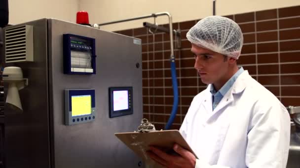 Lavoratore birraio che controlla i tini — Video Stock