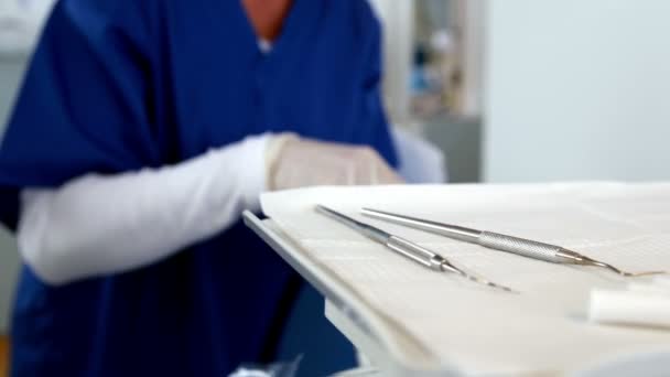 Dentista sonriente preparando herramientas dentales — Vídeo de stock