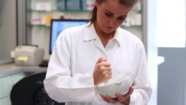 Junior farmacéutico mezclando un medicamento — Vídeo de stock