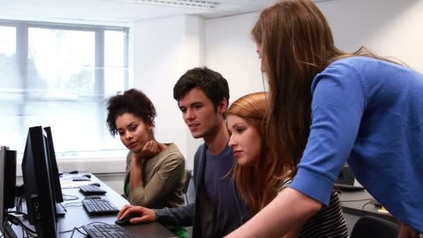 Estudantes trabalhando juntos na sala de informática — Vídeo de Stock