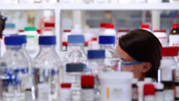 Химик работает в лаборатории — стоковое видео
