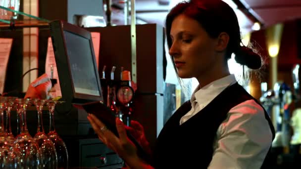 Lachende barkeeper met behulp van digitale Tablet PC — Stockvideo