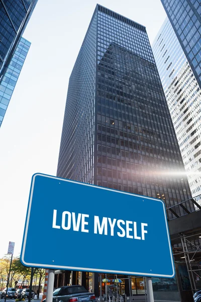 Amo me stesso contro il grattacielo in città — Foto Stock