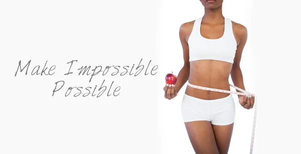 拿苹果和测量她的腰的女人 — 图库照片