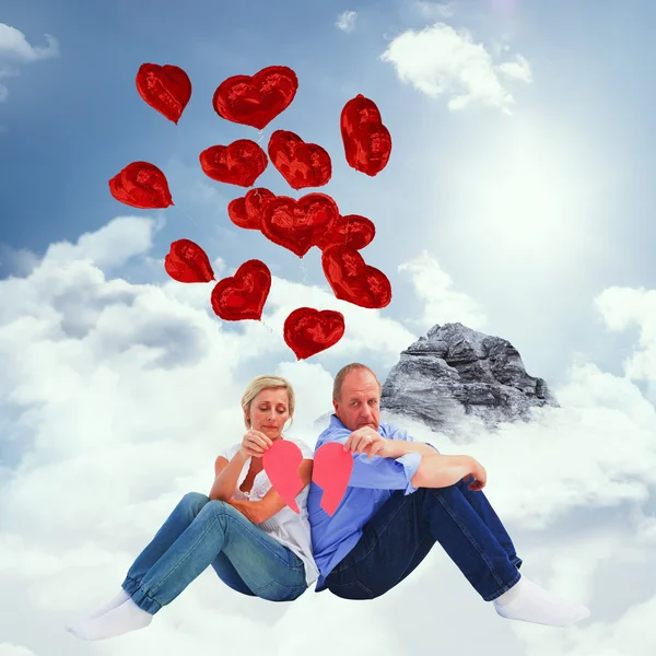 Smutný zralý pár drží zlomené srdce — Stock fotografie