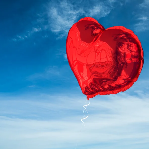 Imagem composta de balão de coração vermelho — Fotografia de Stock