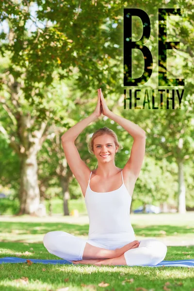 Carino giovane donna che fa yoga — Foto Stock