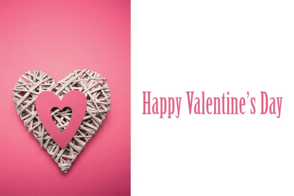 Imagem composta de ornamento de coração de vime com papel rosa recortado — Fotografia de Stock