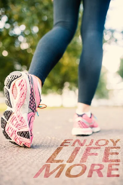 Σύνθετη εικόνα της στενή επάνω εικόνα ροζ παπούτσια για τρέξιμο — Φωτογραφία Αρχείου