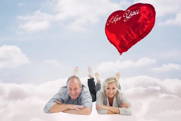 Feliz pareja madura acostada y sonriente — Foto de Stock