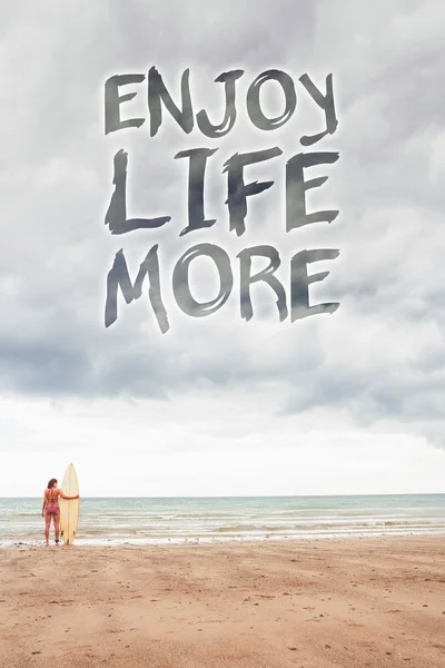 Rustige vrouw in bikini met surfboard op strand — Stockfoto