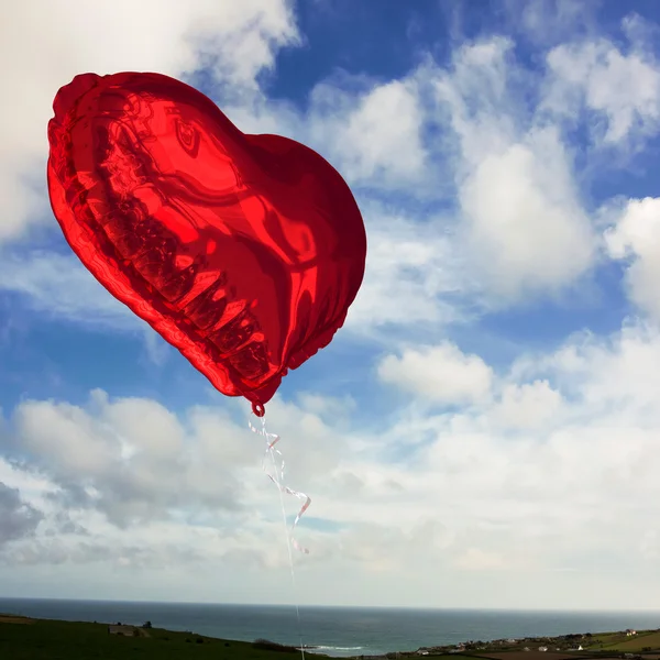 Sammansatt bild av rött hjärta ballong — Stockfoto