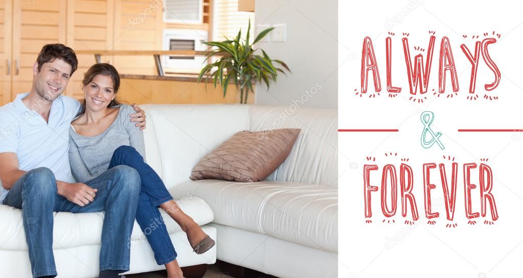 пара лежит на диване. девушка и мужчина на диване. парень и девушка на диване. парень и девушка сидят на диване. пары обнимаются на диване.