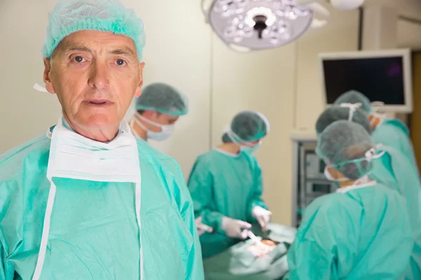 Medizinprofessor täuscht Operation vor — Stockfoto