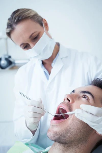 Zubař zkoumání mans zuby — Stock fotografie