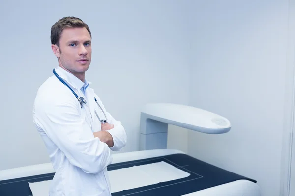 Confident male doctor with arms crossed — Stock Photo, Image