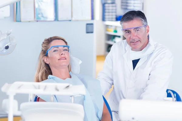 Patient und Zahnarzt lächeln in die Kamera — Stockfoto