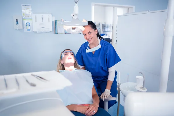Dentiste assis sur le patient dans la chaise — Photo
