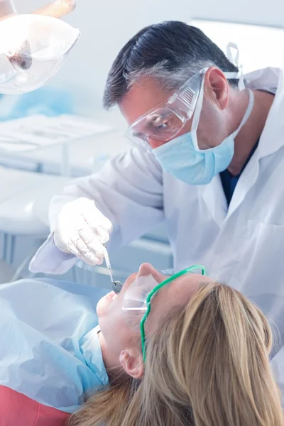 Dentiste examinant un patient dents — Photo