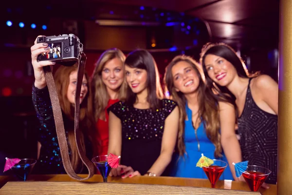 Hübsche Freundinnen machen ein Selfie — Stockfoto