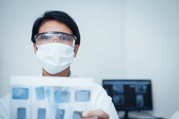 Dentista feminina grave segurando raio-X — Fotografia de Stock