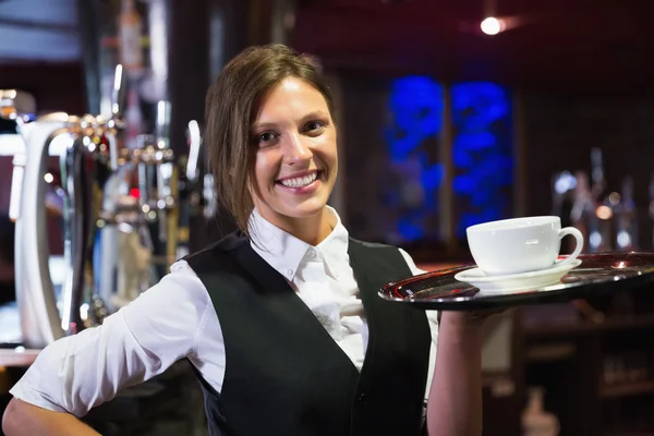 Happy barmaid holding tray with coffee — Stock Photo, Image