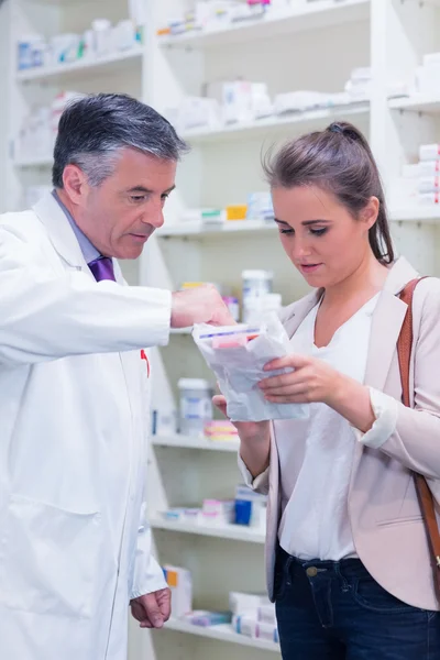 Farmacista che spiega la medicina al suo cliente — Foto Stock