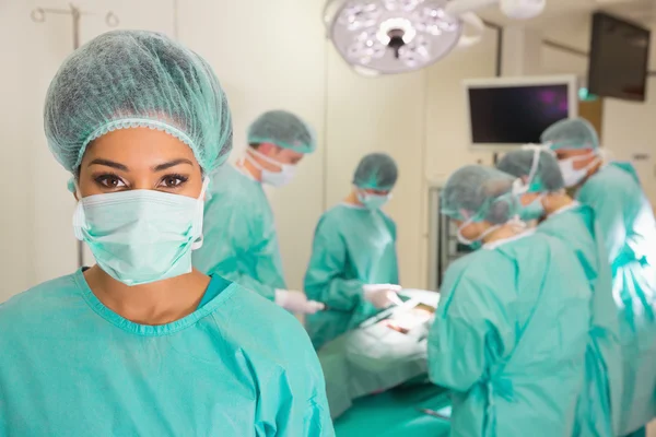 Estudantes de medicina praticando cirurgia em modelo — Fotografia de Stock