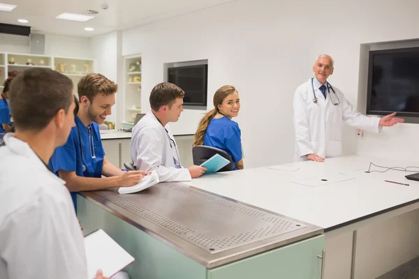 Professore di medicina che insegna ai giovani studenti — Foto Stock