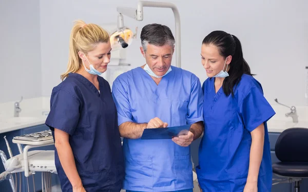 Des collègues souriants parlent d'une radiographie — Photo